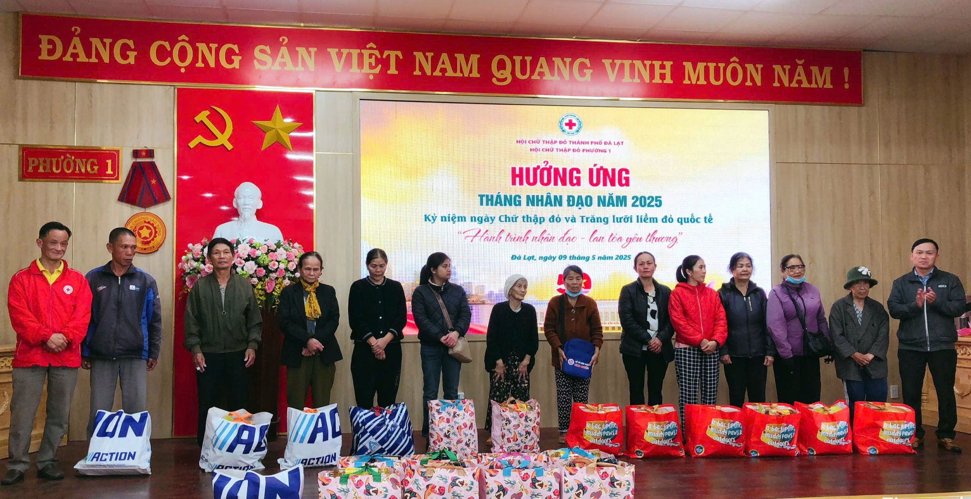 មណ្ឌល​ទី​១ សមាគម​កាកបាទ​ក្រហម​ដាឡាត់ ផ្តល់​អំណោយ​ដល់​ប្រជាពលរដ្ឋ​ក្នុង​គ្រា​លំបាក