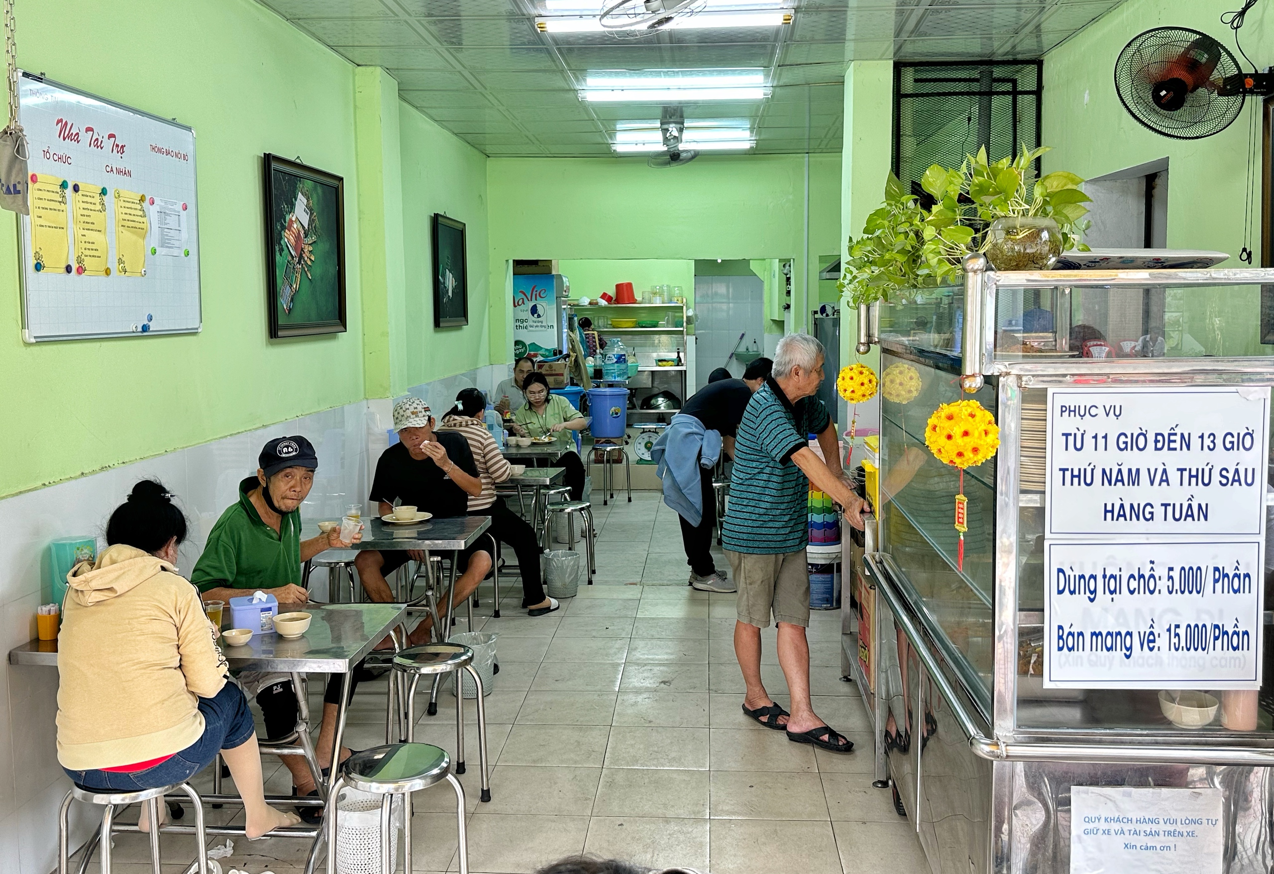 Độc lạ quán chay TP.HCM: Chủ quán bán giá 'gì kỳ', 1 - 2 tiếng hết sạch - Ảnh 7.
