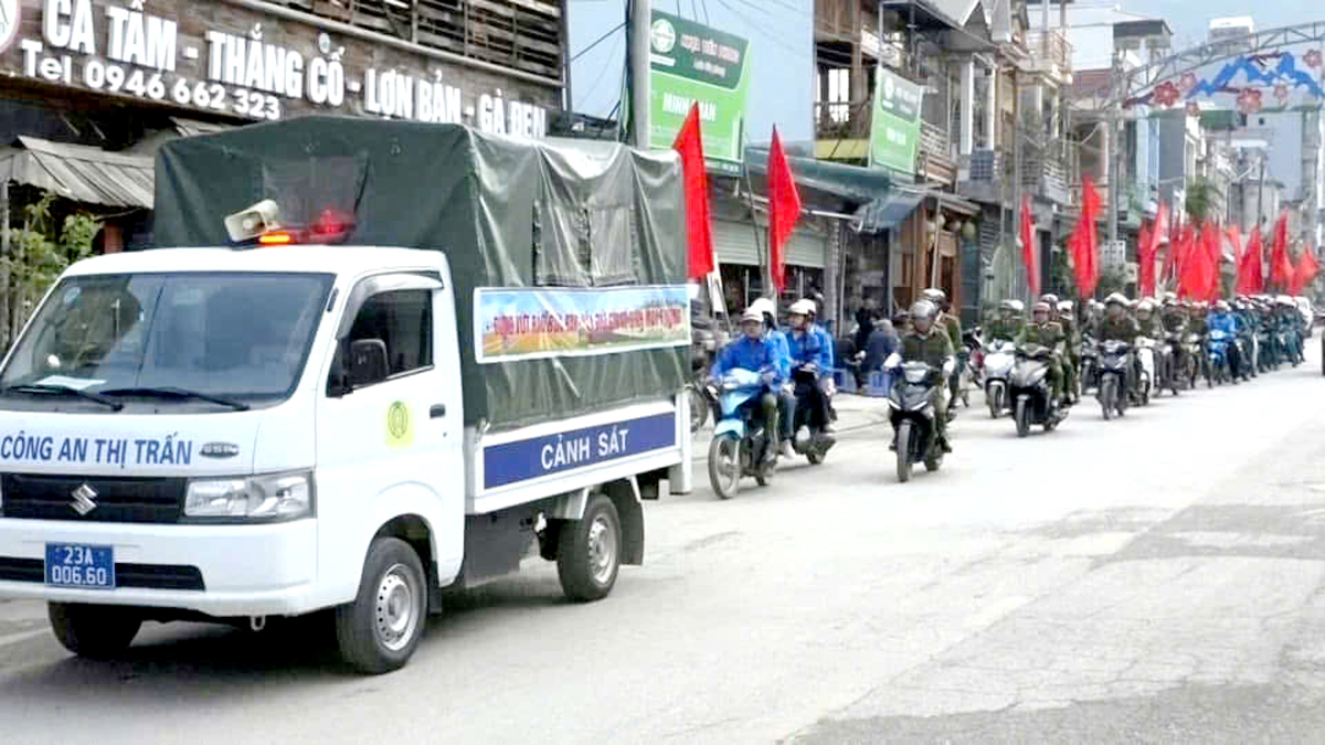 Thị trấn Đồng Văn ra quân chỉnh trang, lập lại trật tự đô thị.
