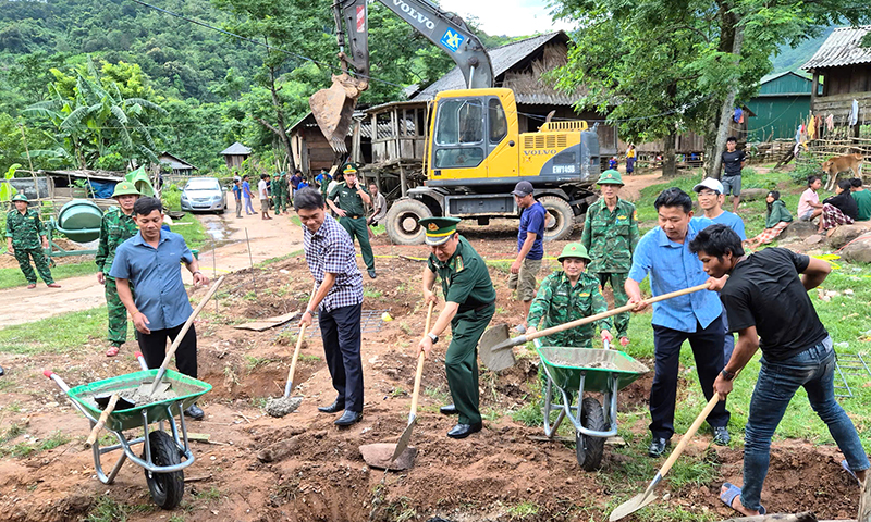 Đại tá Trịnh Thanh Bình, Chỉ huy trưởng BĐBP tỉnh cùng chính quyền địa phương, người dân bản K-Ai xã Dân Hóa (Minh Hóa) làm lễ động thổ xây dựng nhà mới.