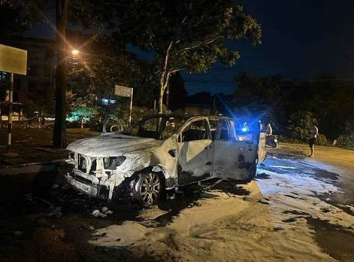 화재로 인해 차량이 뼈대만 남게 됐습니다.