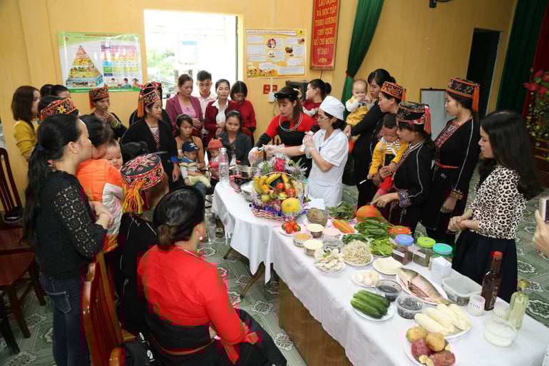 Cán bộ y tế hướng dẫn các bà mẹ chế biến các bữa ăn giàu dinh dưỡng cho trẻ nhỏ. (Ảnh: VĂN TIẾN)