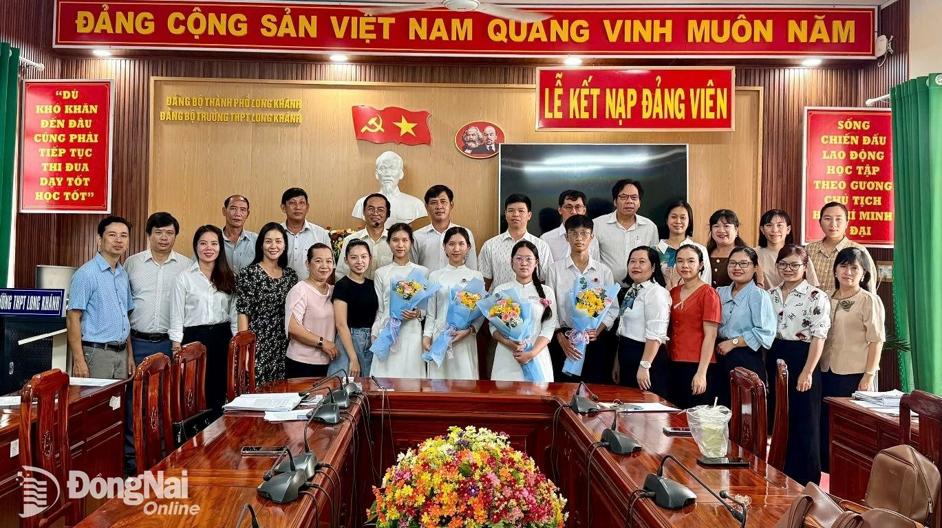 La Célula 1 del Comité del Partido de la Escuela Secundaria Long Khanh admitió a cuatro estudiantes de 12.º grado en el Partido. Foto: Trung Nam