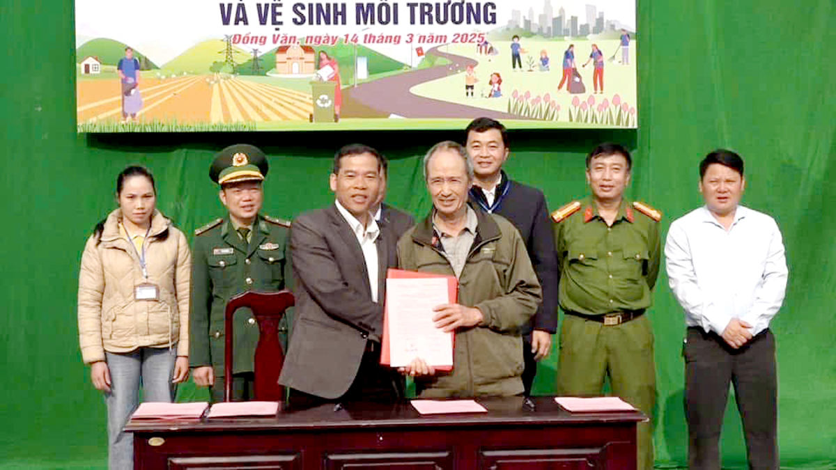 Đại diện các tổ dân phố ký cam kết thực hiện quản lý đất đai, quy hoạch đô thị và vệ sinh môi trường.