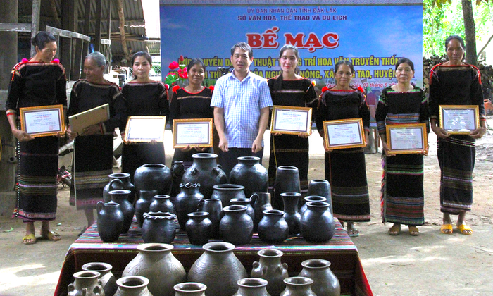 Đắk Lắk: Bế giảng lớp trang trí hoa văn gốm M'nông; Thắp lửa bảo tồn nghề truyền thống- Ảnh 4.