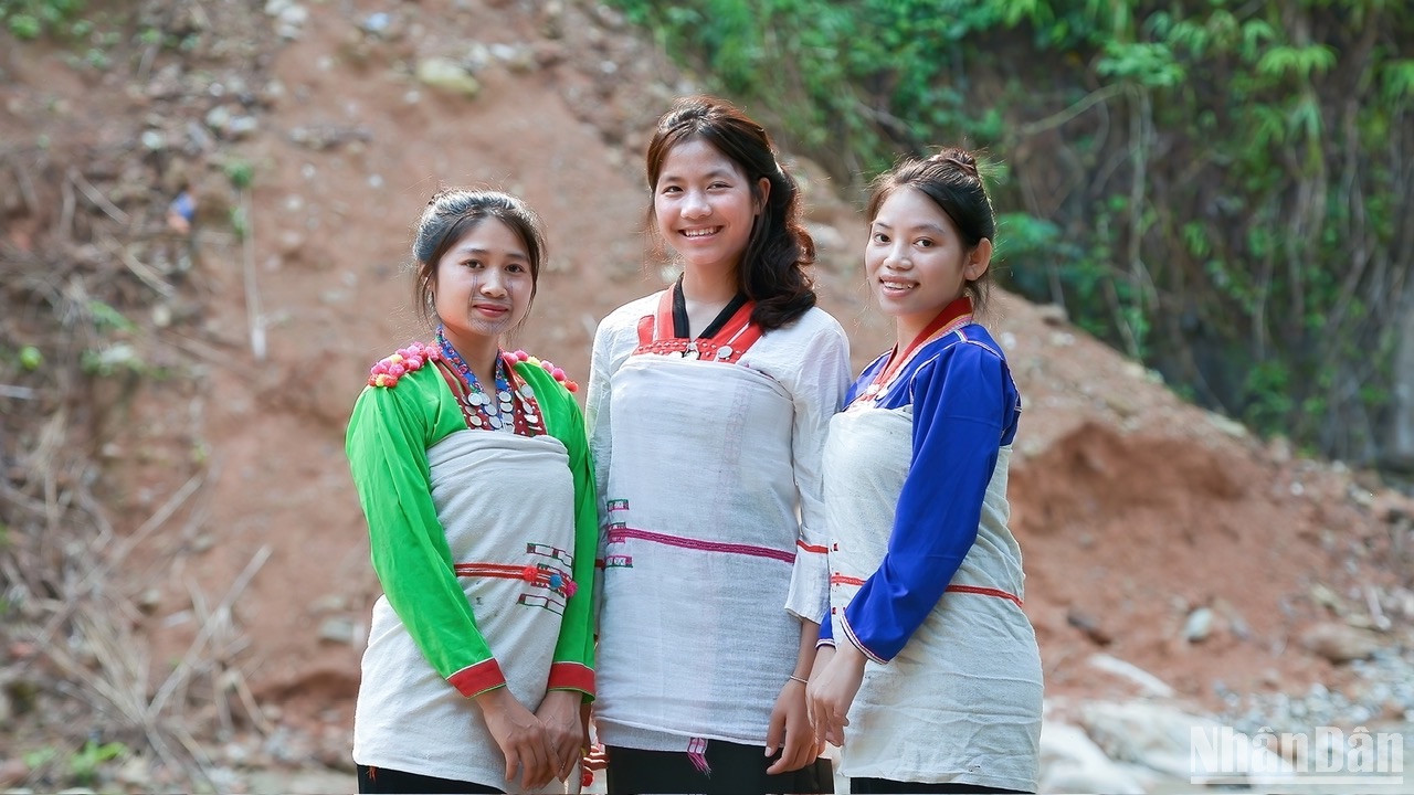Nụ cười thiếu nữ Mảng. (Ảnh: VŨ LINH)