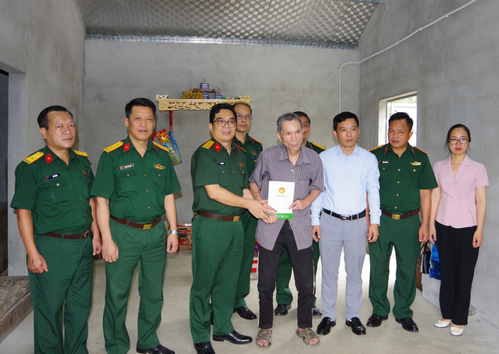 The delegation of Military Hospital 103 presented money to support the construction of a 
