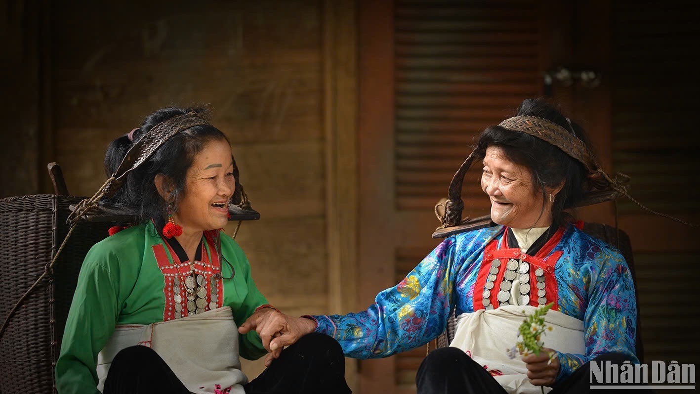 Theo thời gian, các hình xăm quanh miệng mờ dần. (Ảnh: VŨ LINH)