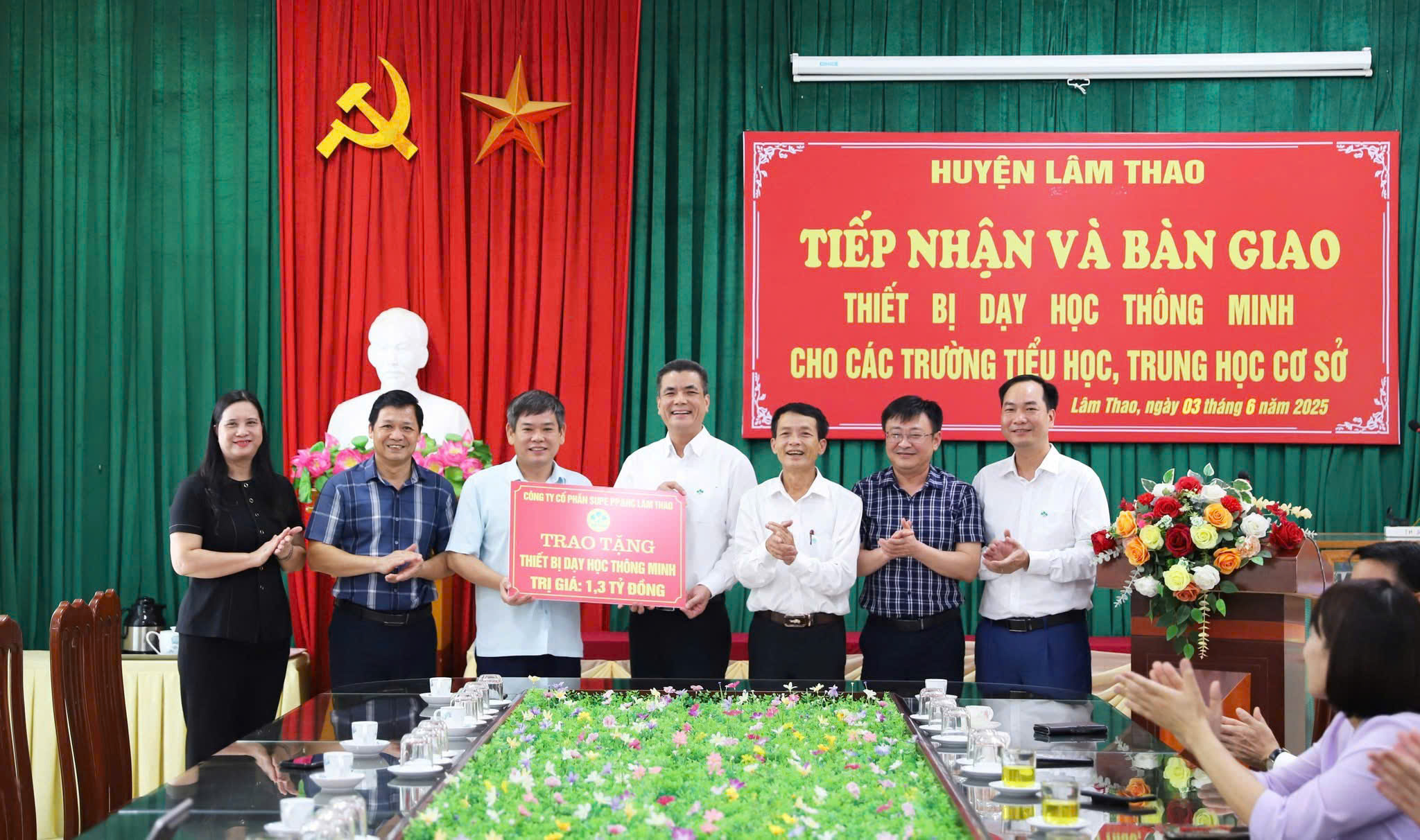 Lam Thao Super Phosphate and Chemical Joint Stock Company: Handing over smart teaching equipment