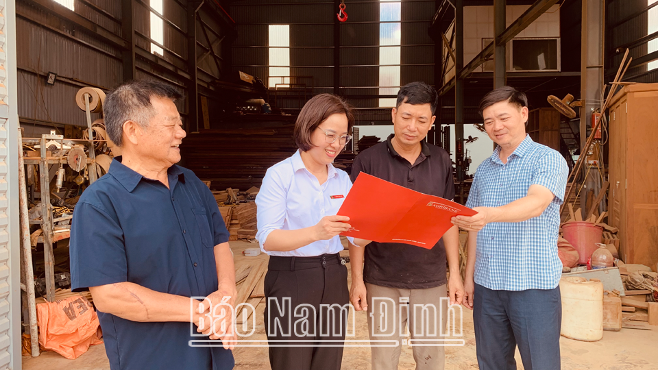 Cán bộ Agribank huyện Nghĩa Hưng tuyên truyền giới thiệu các chương trình tín dụng ưu đãi cho khách hàng.