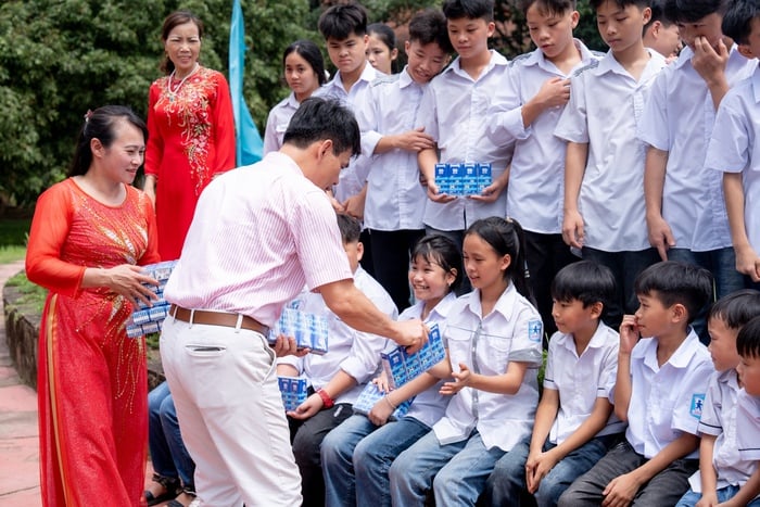 ប្រអប់ទឹកដោះគោជិត 70,000 ត្រូវបានផ្តល់ដល់កុមារដែលជួបការលំបាក ដោយចាប់ផ្តើមពី 'ខែរបស់កុមារ' ដ៏មានអត្ថន័យ - រូបថតទី 2 ។