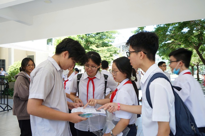 Đà Nẵng: Đề thi toán vào lớp 10 bất ngờ không có câu Vi-et, thí sinh ngỡ ngàng  - Ảnh 1.