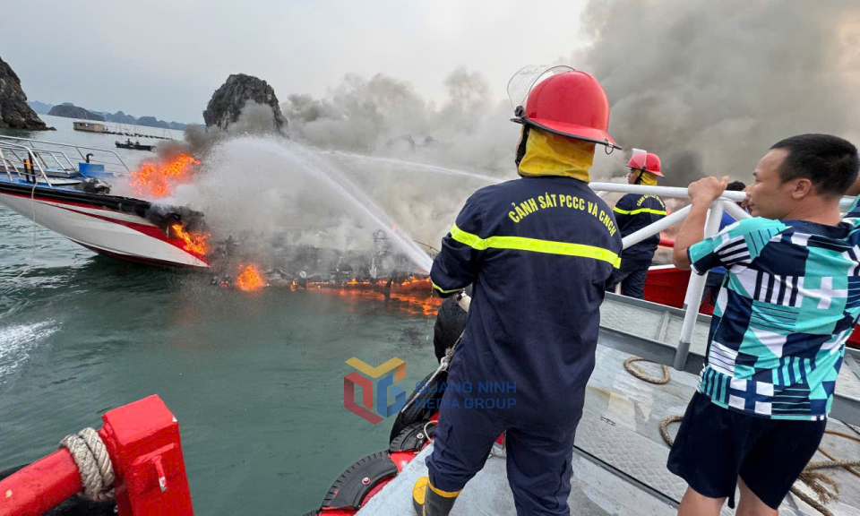 กำลังพลร่วมปฏิบัติการดับเพลิงเรือ Tung Duong QN-8686