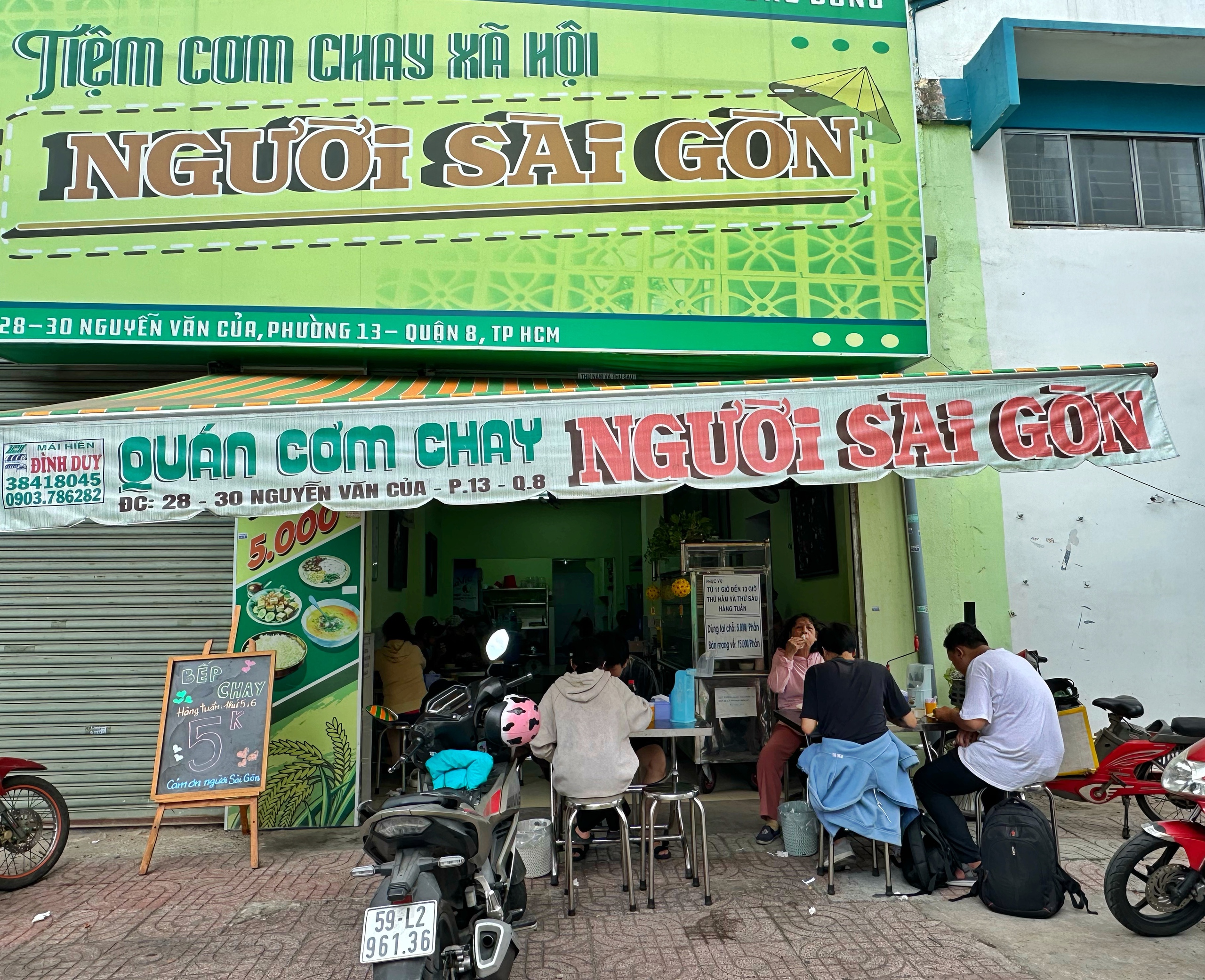 Độc lạ quán chay TP.HCM: Chủ quán bán giá 'gì kỳ', 1 - 2 tiếng hết sạch - Ảnh 9.