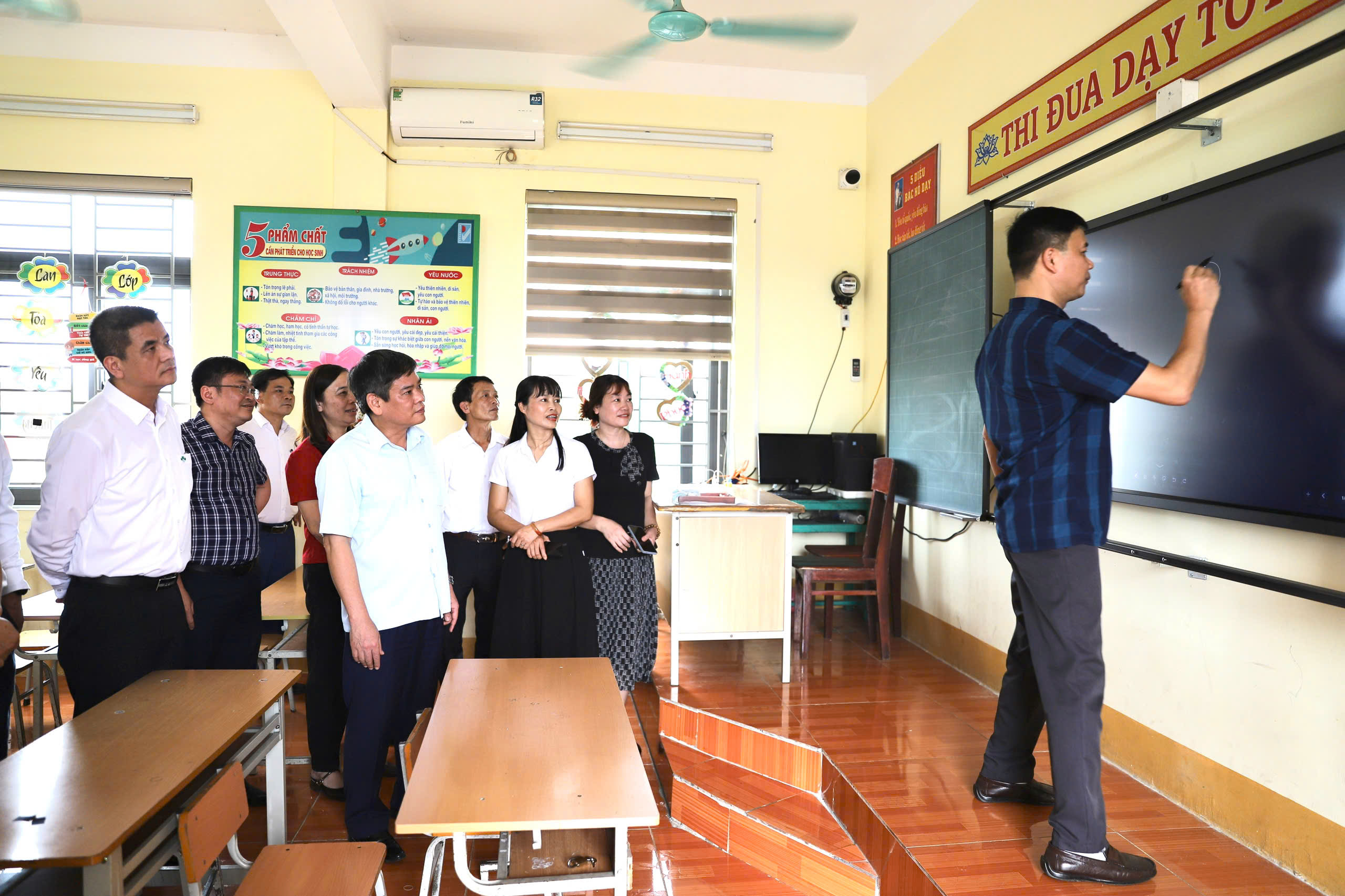 Lam Thao Super Phosphate and Chemical Joint Stock Company: Handing over smart teaching equipment