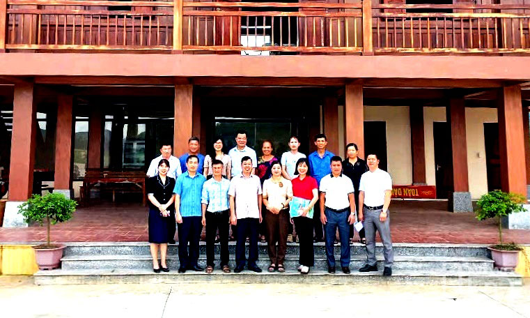 Các đại biểu dự bàn giao công trình.