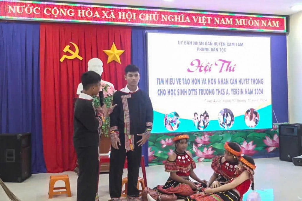 សិស្សានុសិស្សនៃអនុវិទ្យាល័យ A. Yersin បានចូលរួមក្នុងការប្រលងដើម្បីស្វែងយល់អំពីចំណេះដឹងផ្នែកច្បាប់អំពីអាពាហ៍ពិពាហ៍ដំបូង និងការរៀបការដោយបុព្វហេតុ។