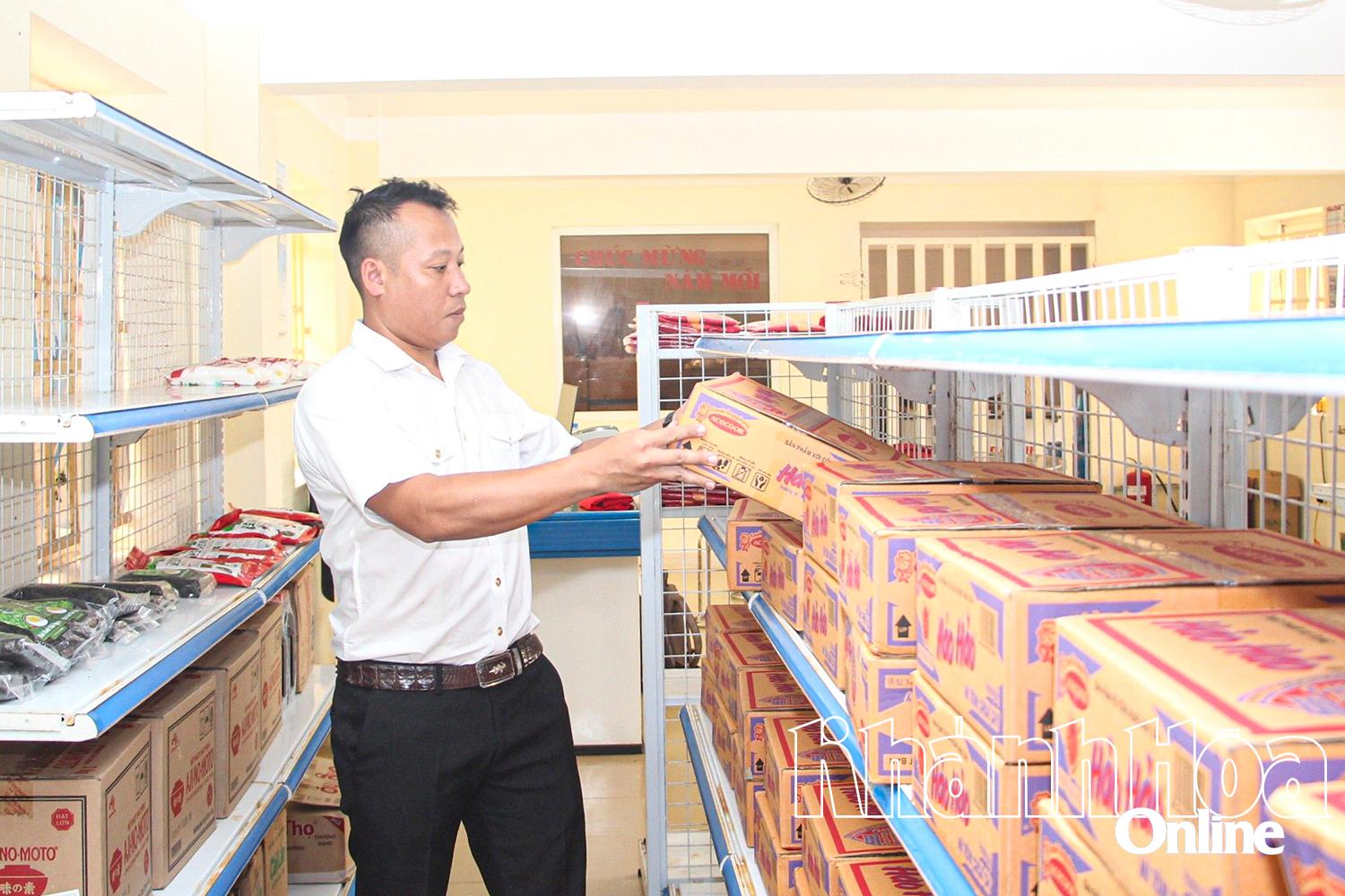 Mr. Nguyen Van Tan checks goods at the store of the Da Tay Island Fisheries Logistics Service Center.