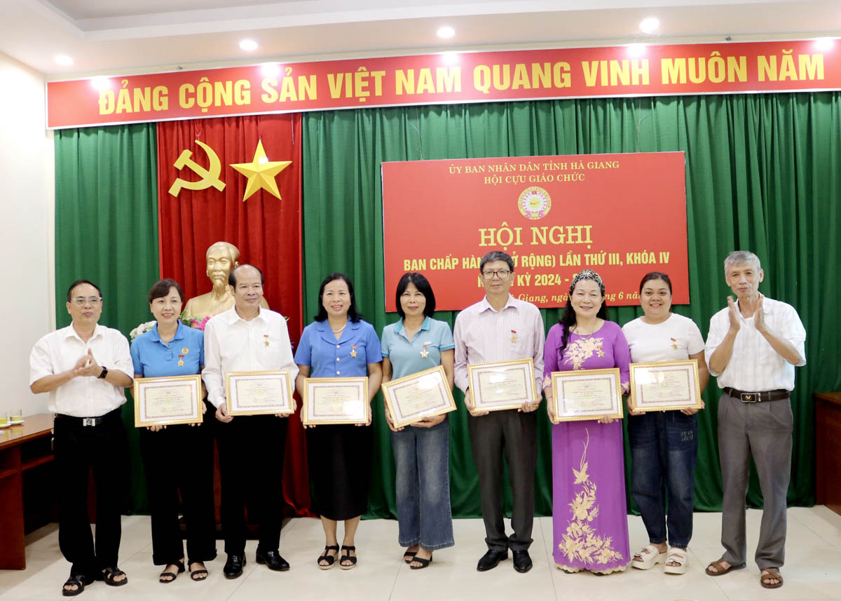 Các cá nhân được nhận Kỷ niệm chương vì sự nghiệp xây dựng và phát triển Hội Cựu giáo chức Việt Nam. 