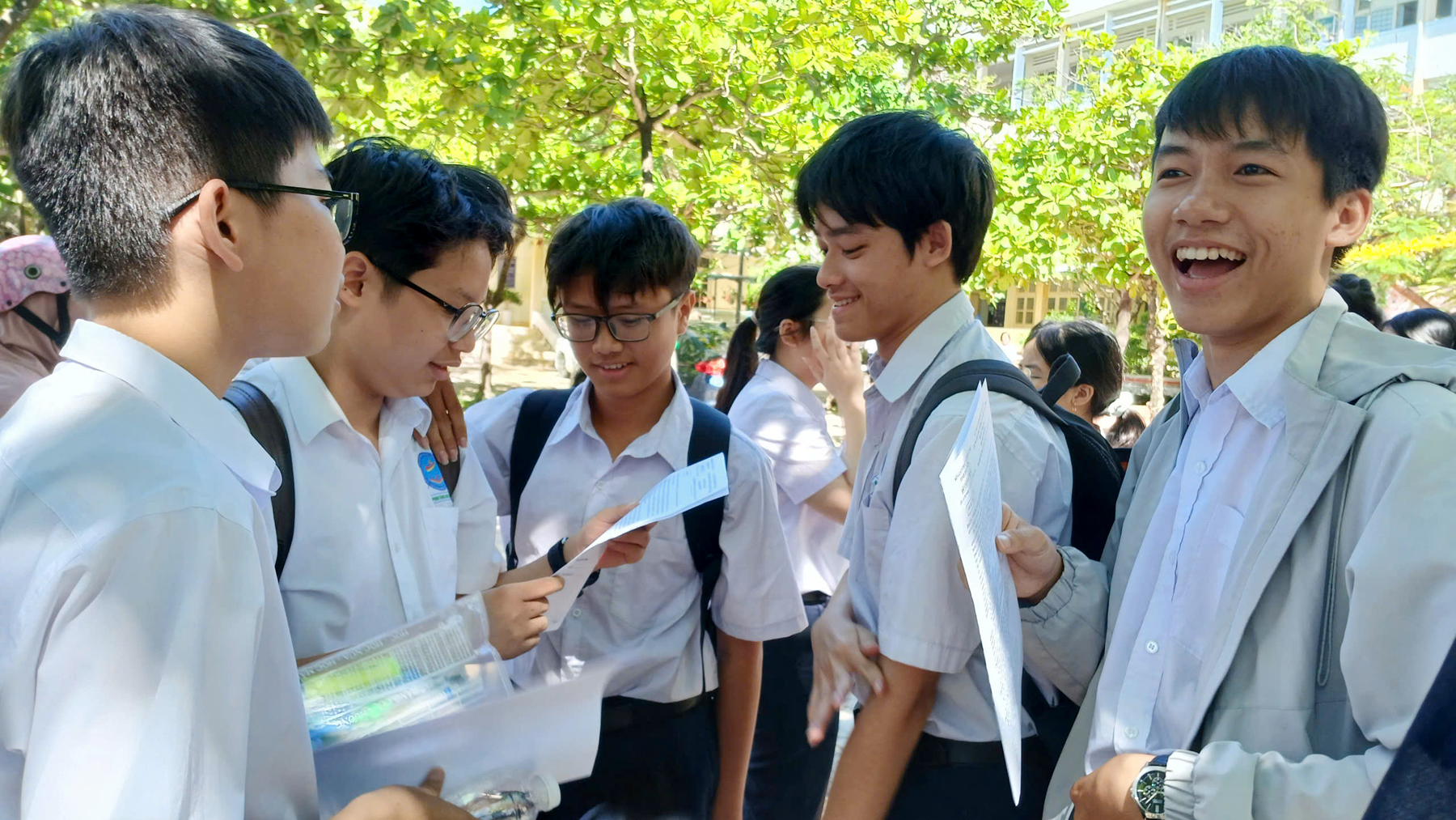 Students were excited after finishing the English exam on the morning of June 3. Photo: HIEU TRUNG