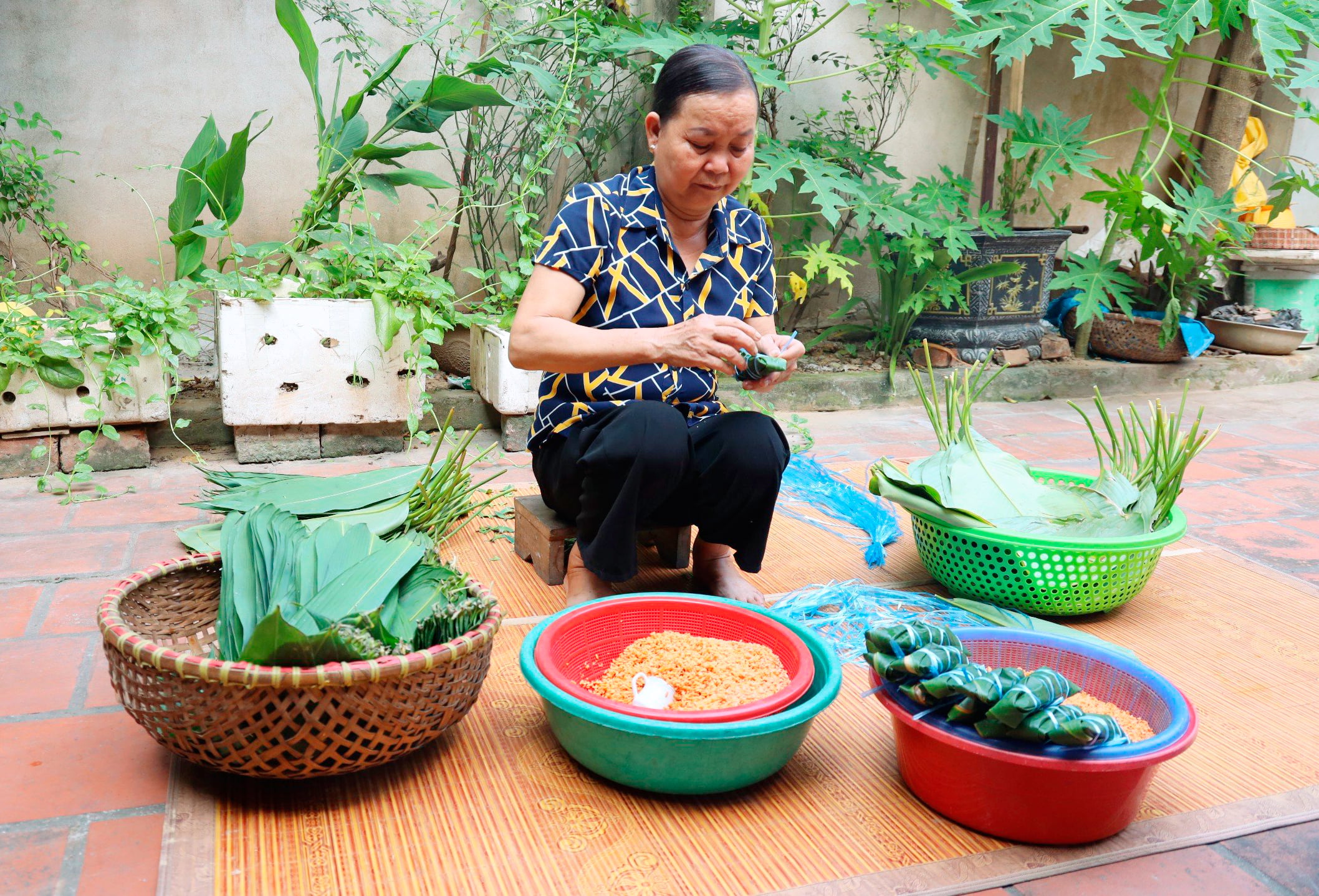 ba-ngo-thi-kim-thuy-o-xa-tam-hop-la-mot-trong-so-it-nguoi-con-lam-mon-banh-gio-lang-tay-dinh.jpg