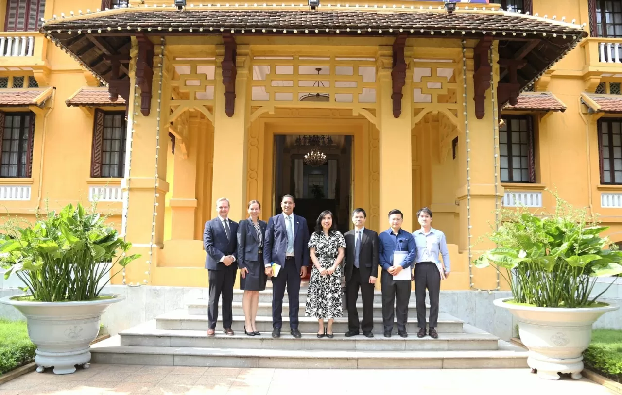 Thứ trưởng Bộ Ngoại giao  Lê Thị Thu Hằng và Đại sứ quán Thụy Điển chụp bức ảnh lưu niệm. (Ảnh: Thành Long)