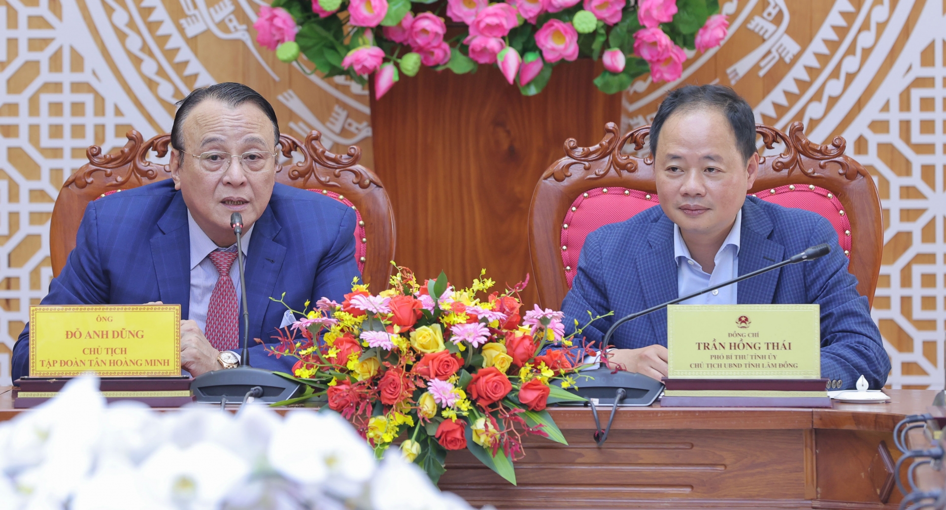 Ông Đỗ Anh Dũng - Chủ tịch Tập đoàn Tân Hoàng Minh và ông Trần Hồng Thái - Phó Bí thư Tỉnh uỷ, Chủ tịch UBND tỉnh Lâm Đồng chủ trì buổi làm việc