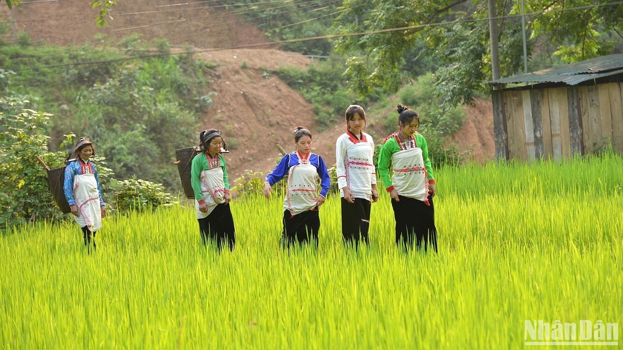 Phụ nữ Mảng trong trang phục truyền thống. (Ảnh: VŨ LINH)
