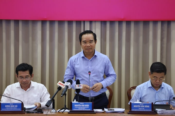 El presidente del Comité Popular de Ciudad Ho Chi Minh, Nguyen Van Duoc, habló en la reunión.