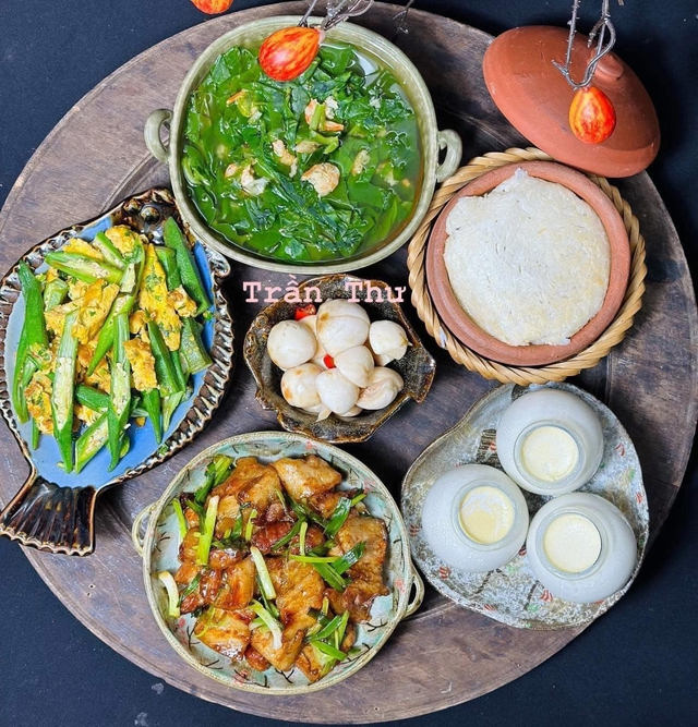 Hôm nay ăn gì? - Mẹ đảm vào bếp thực hiện mâm cơm gia đình ngon 'đỉnh của chóp'- Ảnh 2.