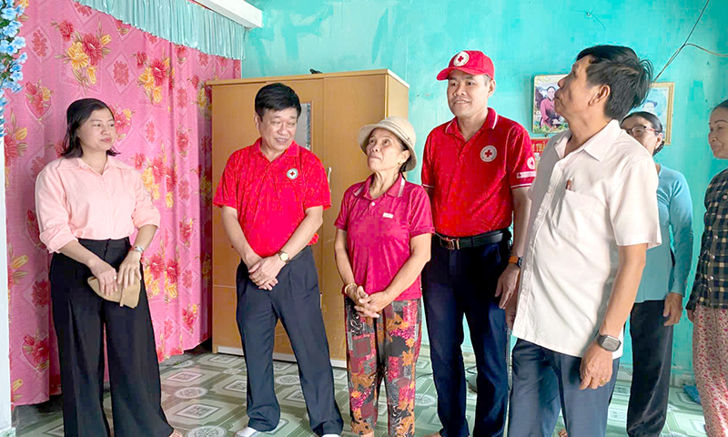 La Sra. Le Thi Be, de la aldea de Tan Hai, comuna de Ngu Thuy Bac (Le Thuy), acaba de recibir una casa nueva y limpia.
