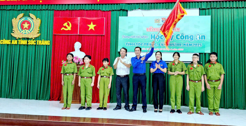 81 young soldiers experience the Police semester -0