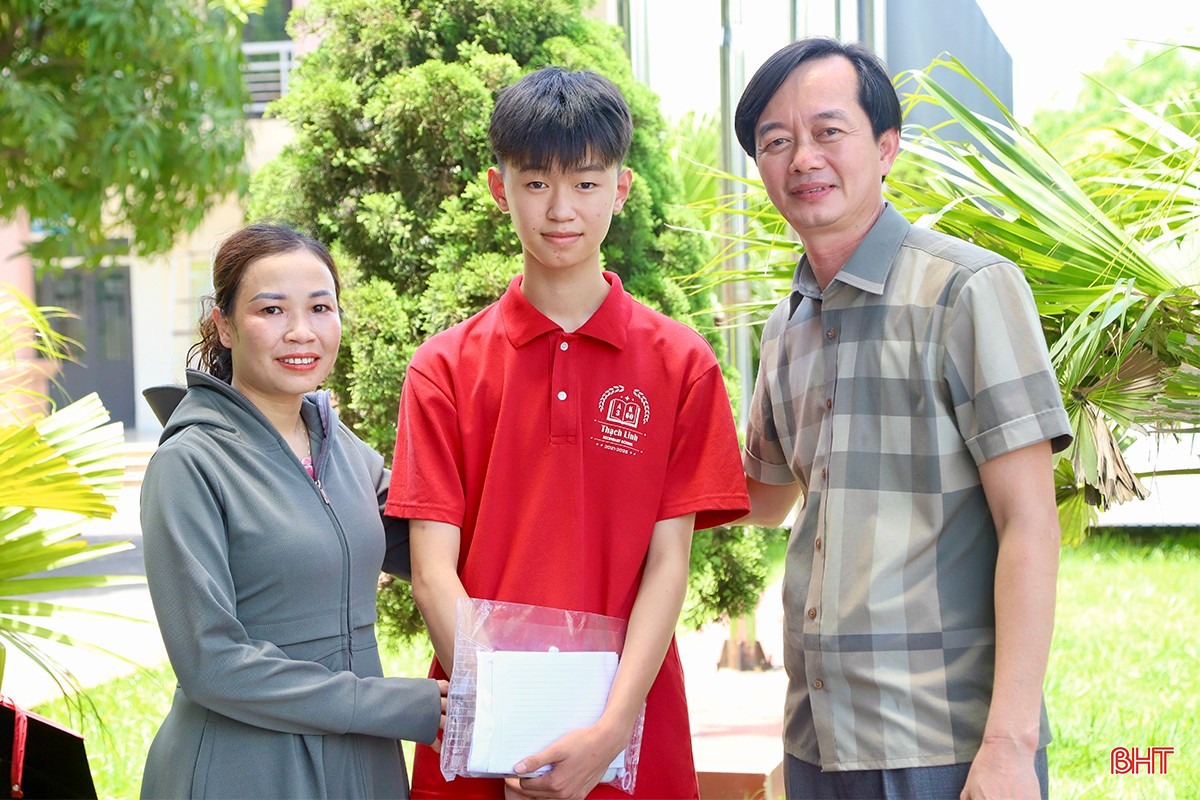 Lúc ấy, những nỗi âu lo tạm lắng xuống, nhường chỗ cho những lời động viên, khích lệ nồng ấm của phụ huynh dành cho các con. Anh Trần Văn Đức (TP Hà Tĩnh) chia sẻ: &quot;Sáng nay, tôi và con dậy từ sớm để đến điểm thi. Dù biết con đã cố gắng rất nhiều, tôi vẫn không khỏi lo lắng, chỉ mong con làm bài thật tốt và đạt được nguyện vọng của mình. Nhìn con bước vào phòng thi mà lòng không thôi hồi hộp, chỉ khi con thi xong, bước ra khỏi cổng trường với nụ cười trên môi thì tôi và vợ mới thực sự nhẹ nhõm&quot;.