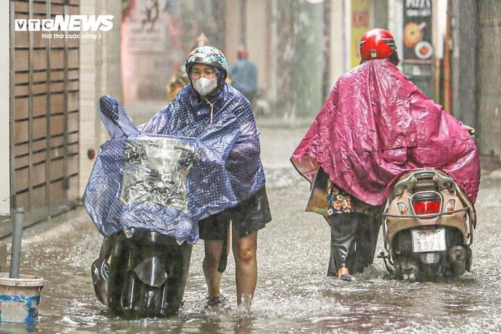6月3日の午後、ハノイではにわか雨と雷雨が発生し、竜巻、落雷、強風の危険性がありました。（写真：ダック・フイ）