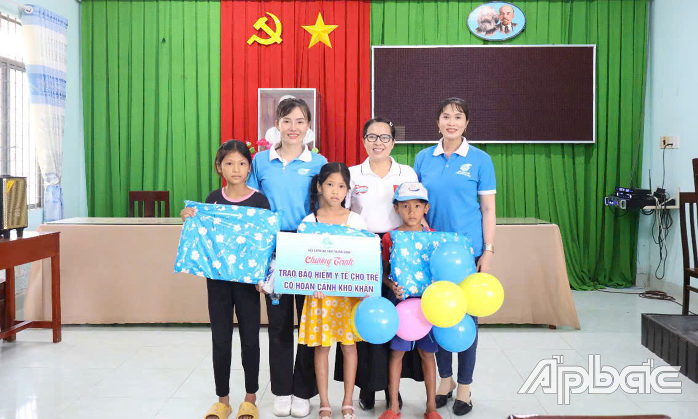 Tặng quà cho trẻ em khó khăn.