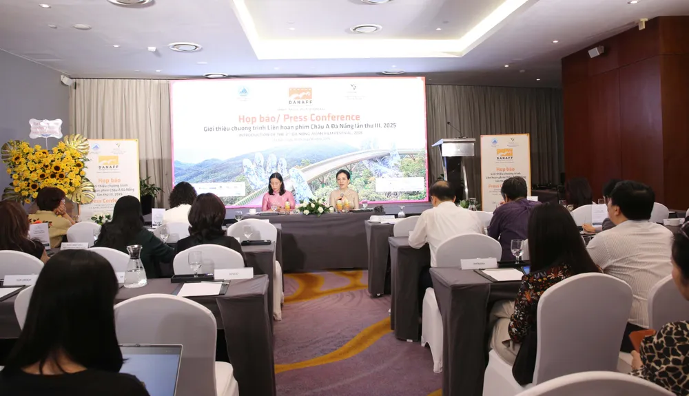 ผู้จัดงานแถลงข่าว.JPG