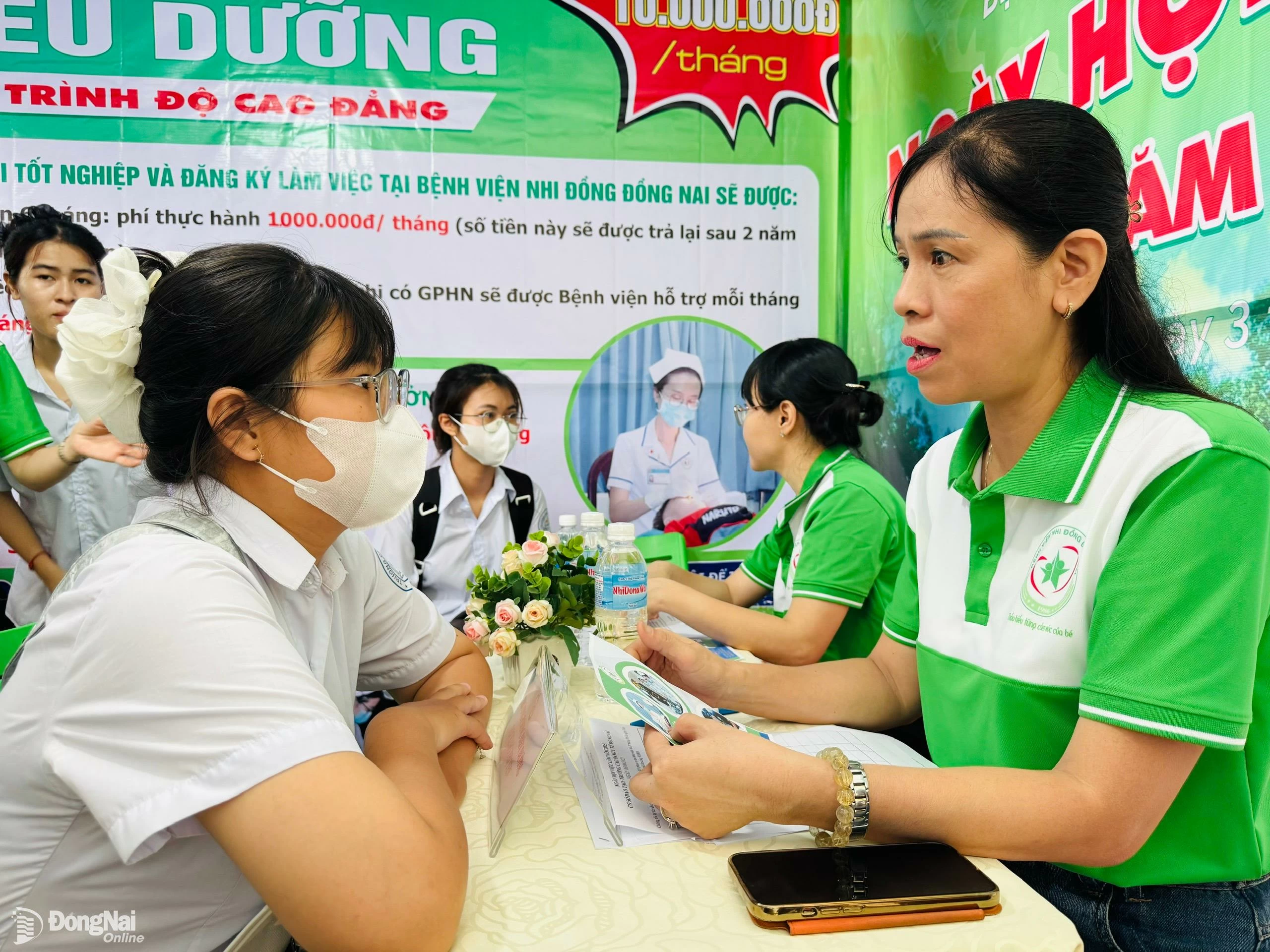Sinh viên tìm hiểu cơ hội việc làm tại Bệnh viện Nhi đồng Đồng Nai. Ảnh: Hạnh Dung