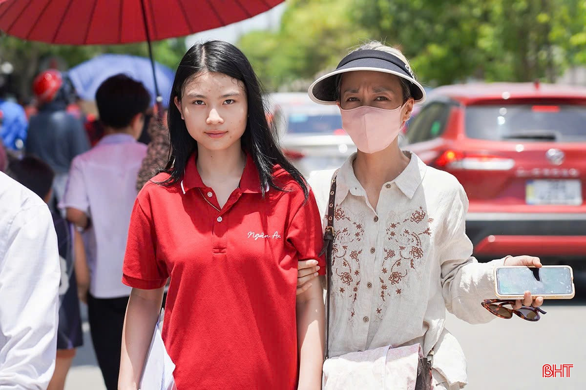 Kỳ thi này qua đi, kỳ thi khác lại đến, nhưng hình ảnh những bậc phụ huynh kiên nhẫn đợi chờ con dưới nắng, dưới mưa trước cổng trường thi vẫn luôn là một biểu tượng đẹp đẽ và đầy ý nghĩa.