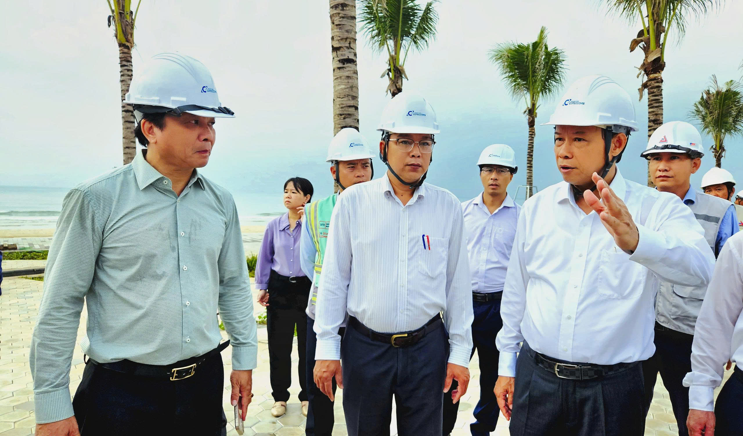 省人民委員会のグエン・ヴァン・トー委員長は、建設現場でプロジェクトの実際の建設進捗状況を視察した。