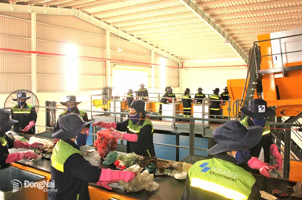 Xử lý rác thải sinh hoạt tại Khu xử lý Vĩnh Tân của Công ty CP Môi trường Sonadezi. Ảnh: H.Lộc