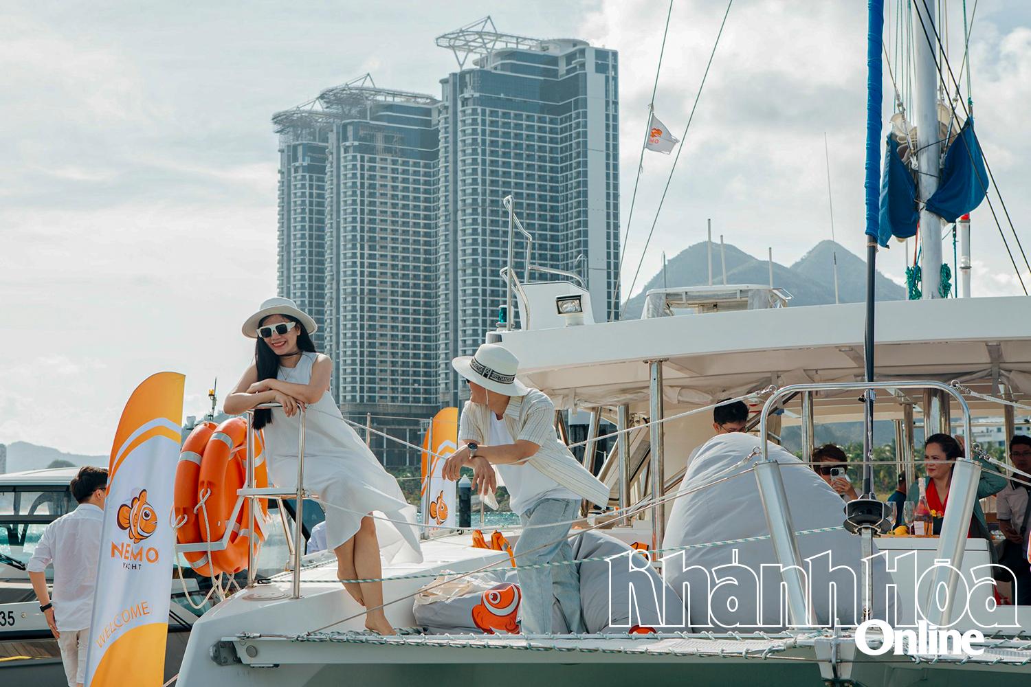 Du khách vui chơi trên du thuyền Nemo Yacht.
