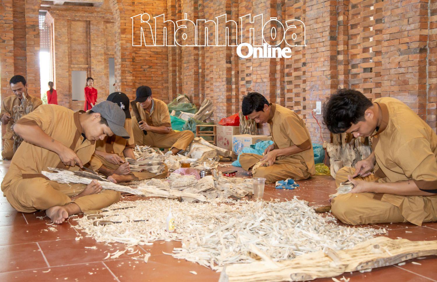 សកម្មភាពកែច្នៃផលិតផលឈើគ្រញូងនៅរោងចក្រមួយក្នុងទីក្រុង Ninh Hoa។ រូបថត៖ C.D