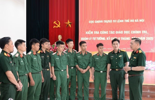 បញ្ជាការដ្ឋានរដ្ឋធានីហាណូយ ត្រួតពិនិត្យការយល់ដឹងរបស់ទាហានរបស់អង្គភាពចារកម្ម..jpg