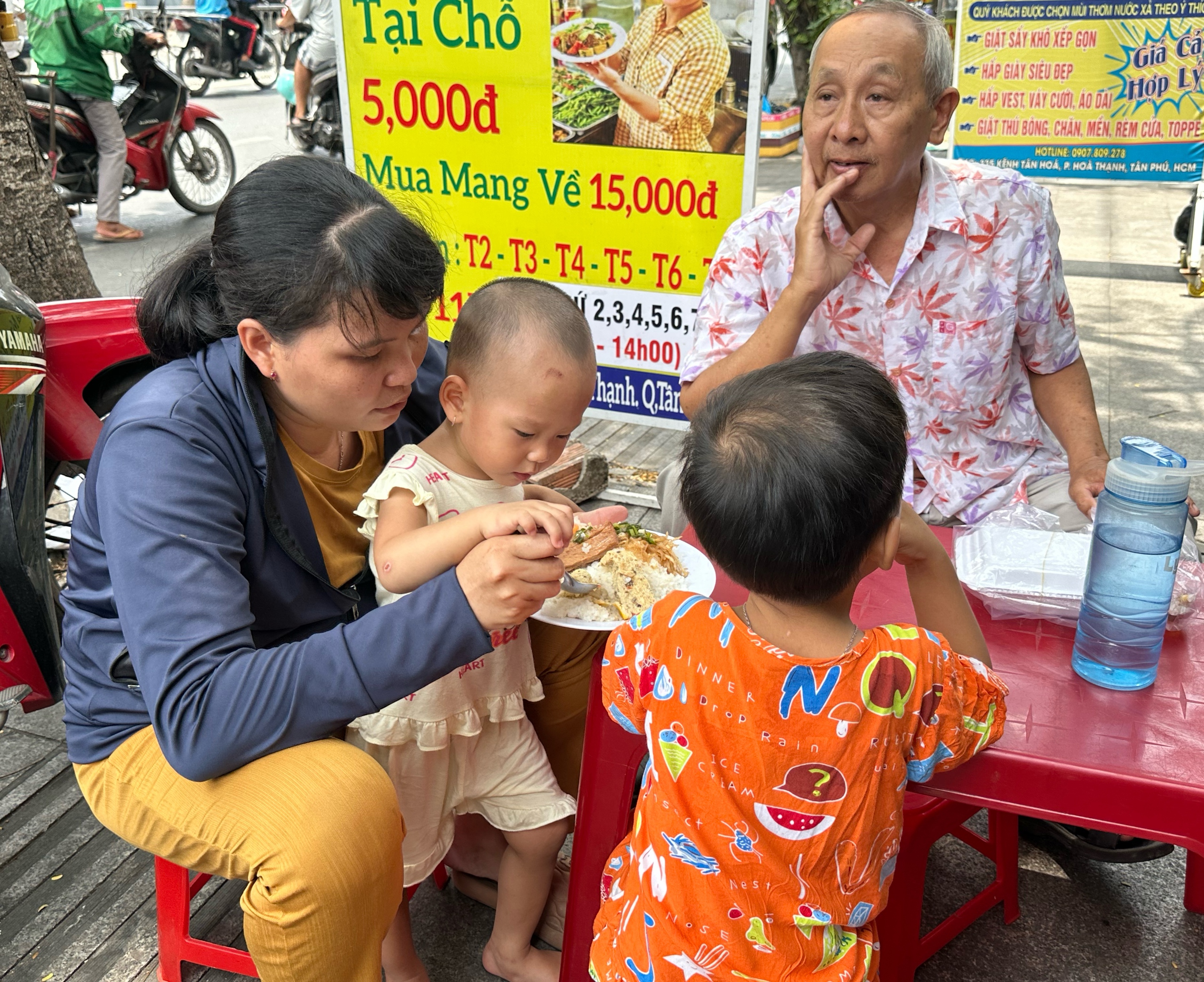 Độc lạ quán chay TP.HCM: Chủ quán bán giá 'gì kỳ', 1 - 2 tiếng hết sạch - Ảnh 6.