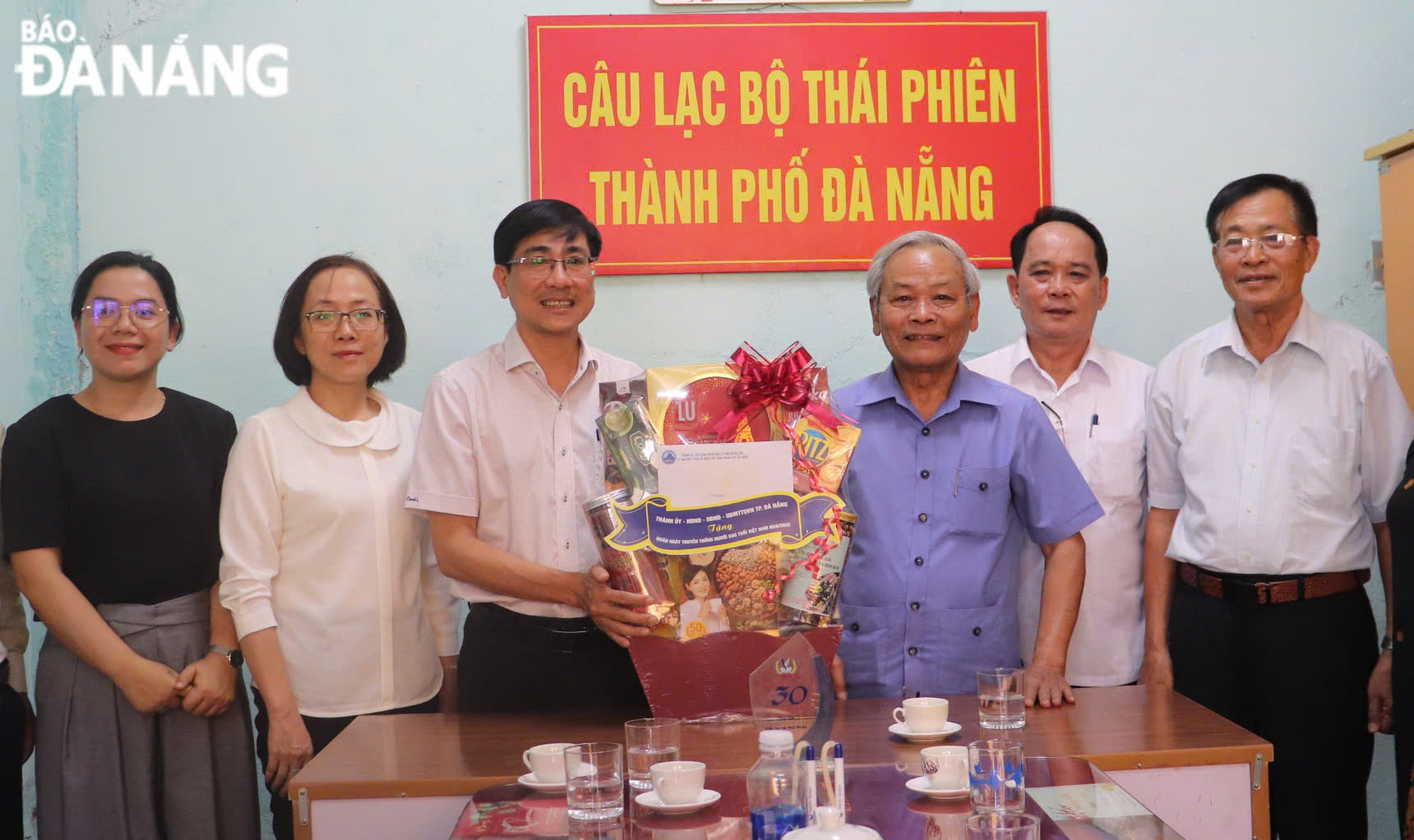 Trưởng ban Tuyên giáo và Dân vận Thành ủy Trần Thắng Lợi (thứ 3, bên trái sang) tặng quà cho CLB Thái Phiên. Ảnh: KHÁNH NGÂN