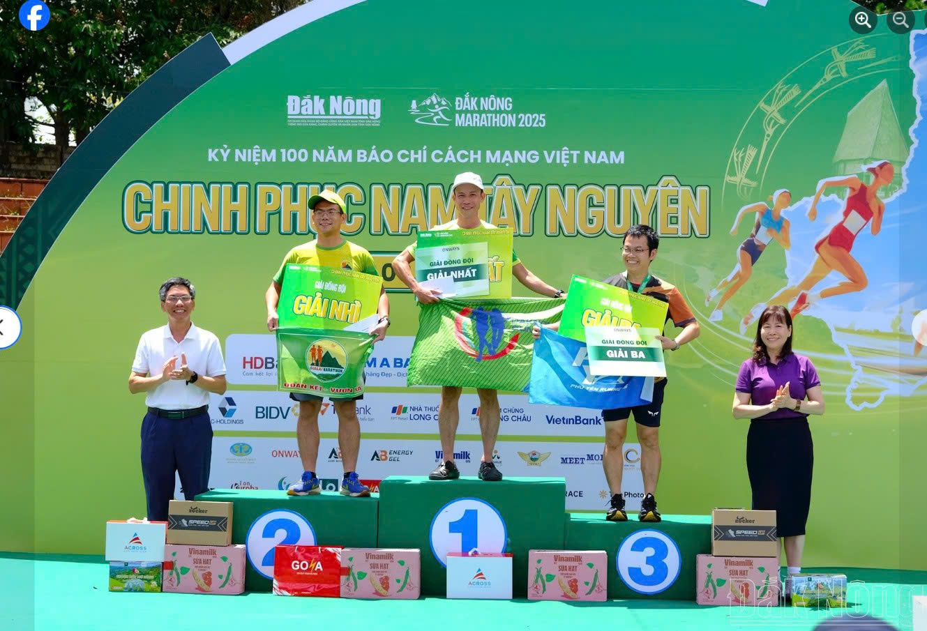 អ្នក​រៀបចំ​បាន​ប្រគល់​រង្វាន់​ក្រុម​ទី​៣​ដល់​ក្លឹប​រត់​ប្រណាំង Phu Yen។ រូបថត៖ NGO NHAT