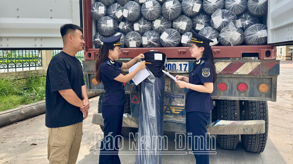 Hải quan Nam Định kiểm tra thực tế hàng hóa.
