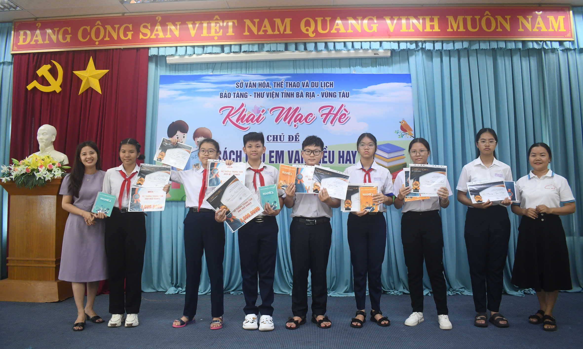 Bà Lê Thị Lan Anh (bìa trái), Giám đốc Trung tâm Ngoại ngữ HANEX trao giải và học bổng đến các em học sinh đạt giải cuộc thi tiếng Anh.