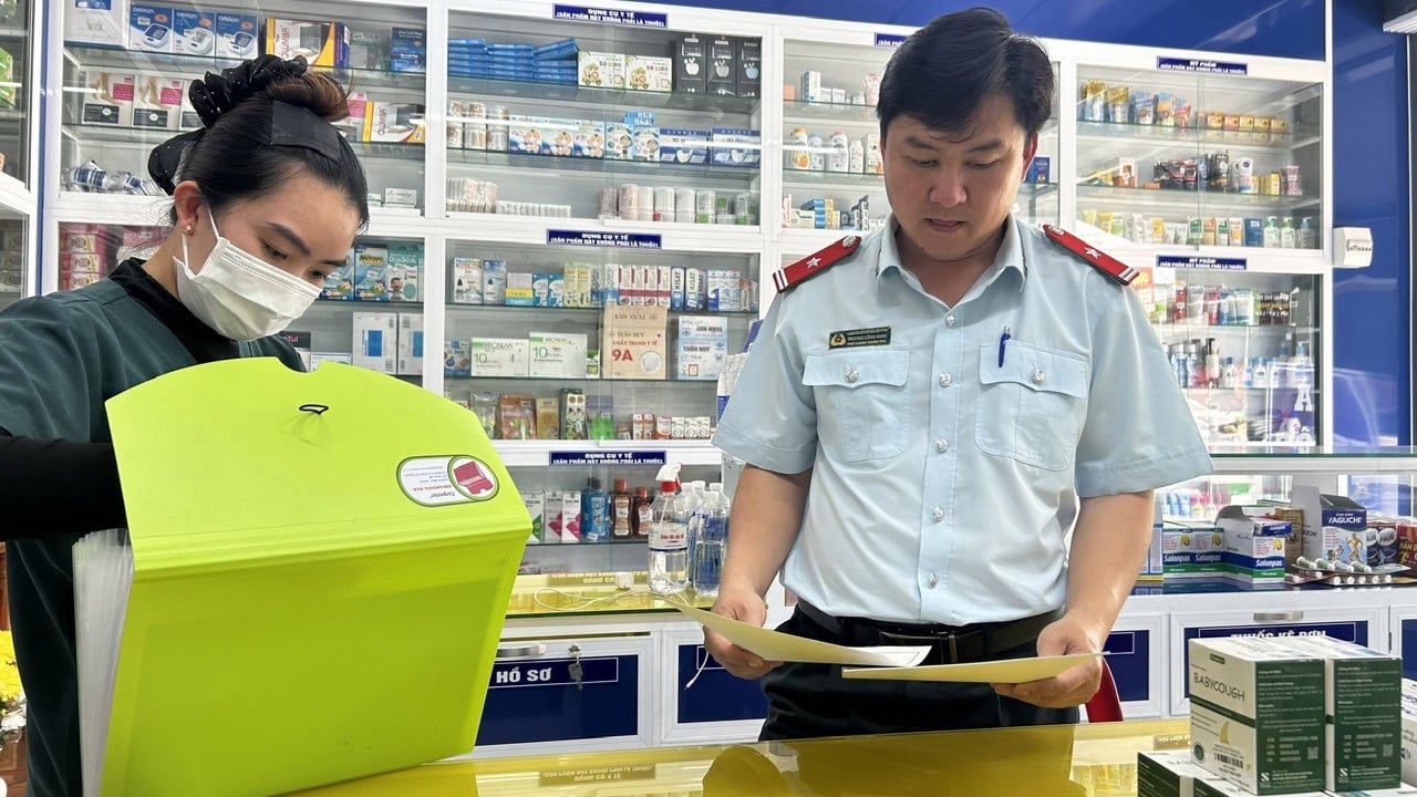 Gesundheitsinspektion des Lam Dong Departments inspiziert pharmazeutische Betriebe