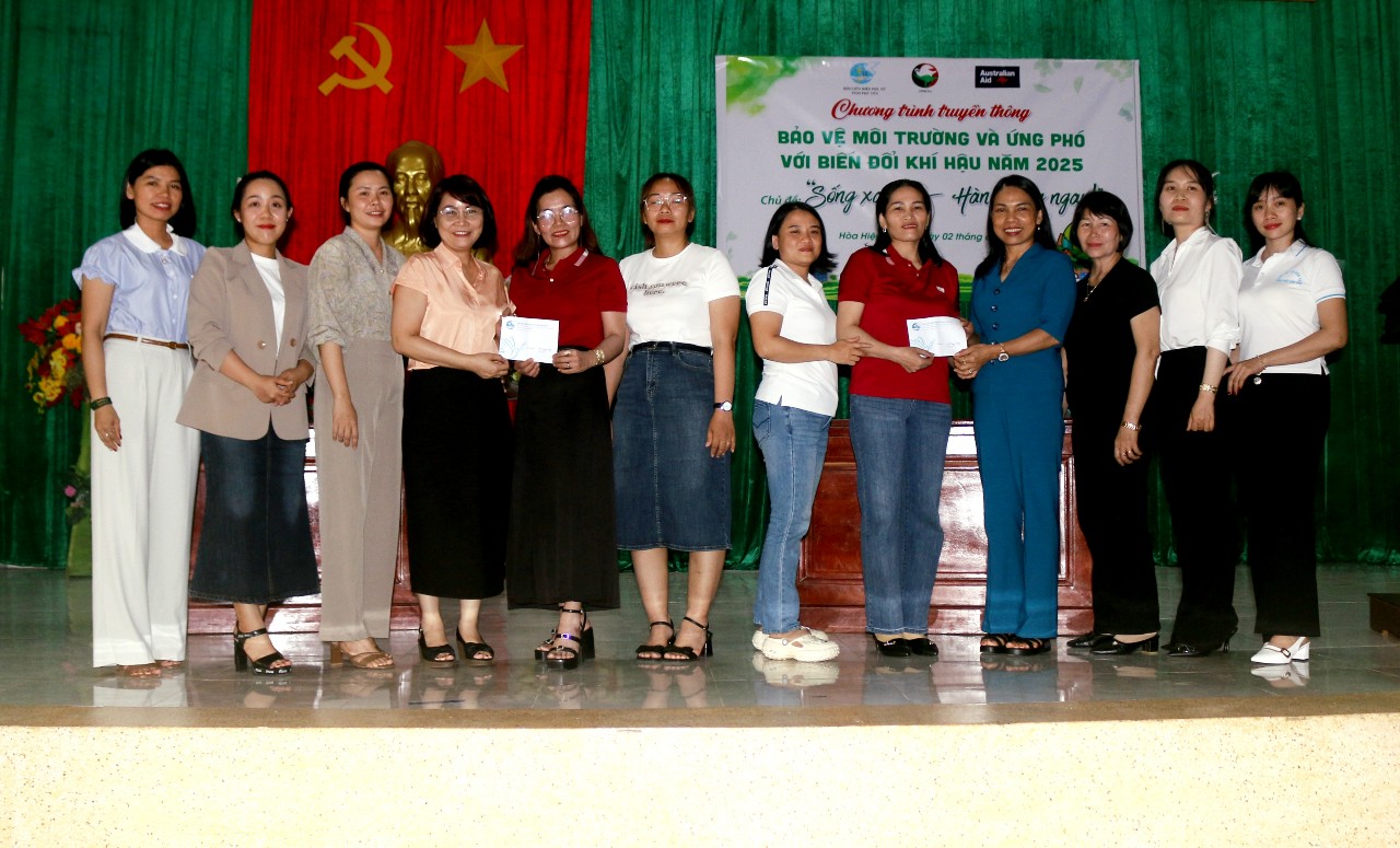 Đại diện ãnh đạo Hội LHPN tỉnh và Tô chức APHEDA Việt Nam trao phần thưởng cho các  hội viên phụ nữ đã giải đáp xuất sắc các câu hỏi liến quan đến công tác bảo vệ môi trường. Ảnh: NGỌC QUỲNH 